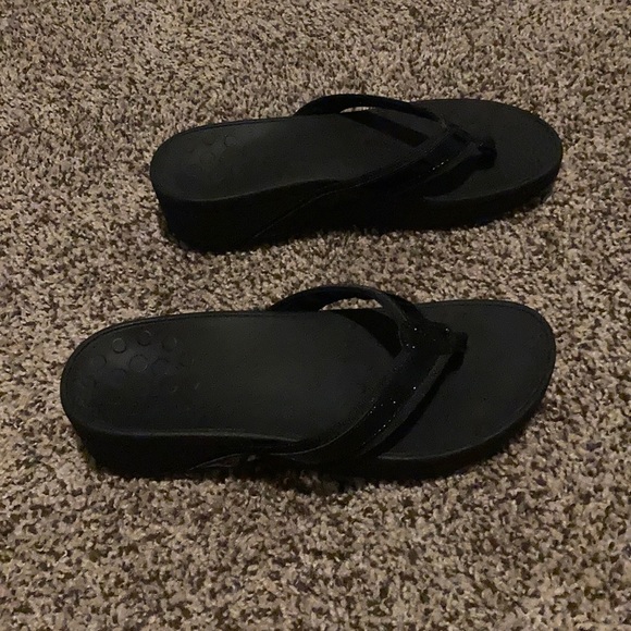 EUC Black Patent Vionic Flip Flops Size 8 - Picture 4 of 6